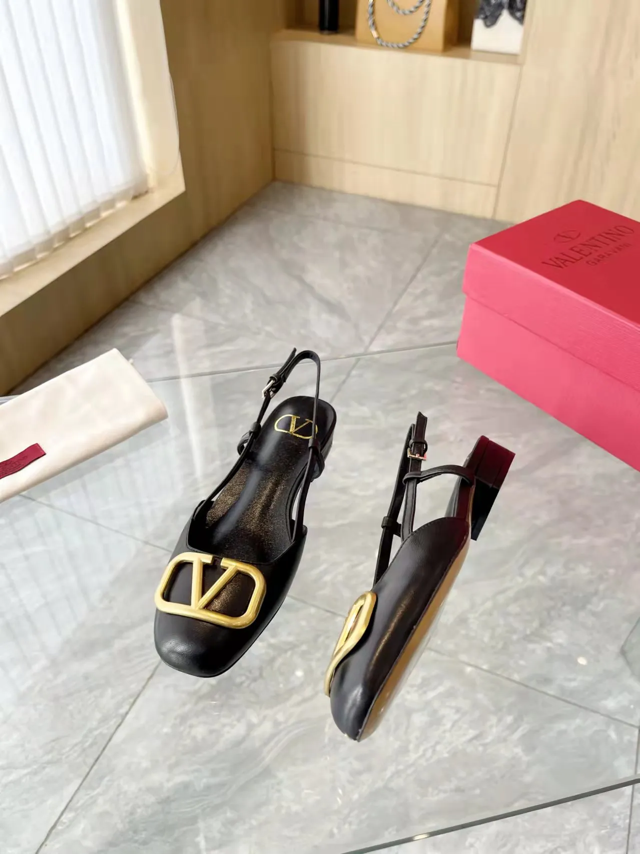 👟👟Ex-factory price 400👟👟 Genuine leather sole +40 Top version 𝑉𝐴𝐿𝐸𝑁𝑇𝐼𝑁𝑂 Valentino new spring and summer women's back hollow new sandals. Unique V-buckle hardware accessories bring out a full sense of luxury. The new season will live up to expectations! Worth buying★Absolutely high-grade❥Original method, Absolutely sensual❥Elegant style, creating a different feeling, simple and elegant style!  Code number: 35-41 (34-42 customized, non-returnable) Fabric: Imported sheepskin Inner foot pads: Inner sheepskin Heel height: 2 cm Leather outsole Rubber outsole